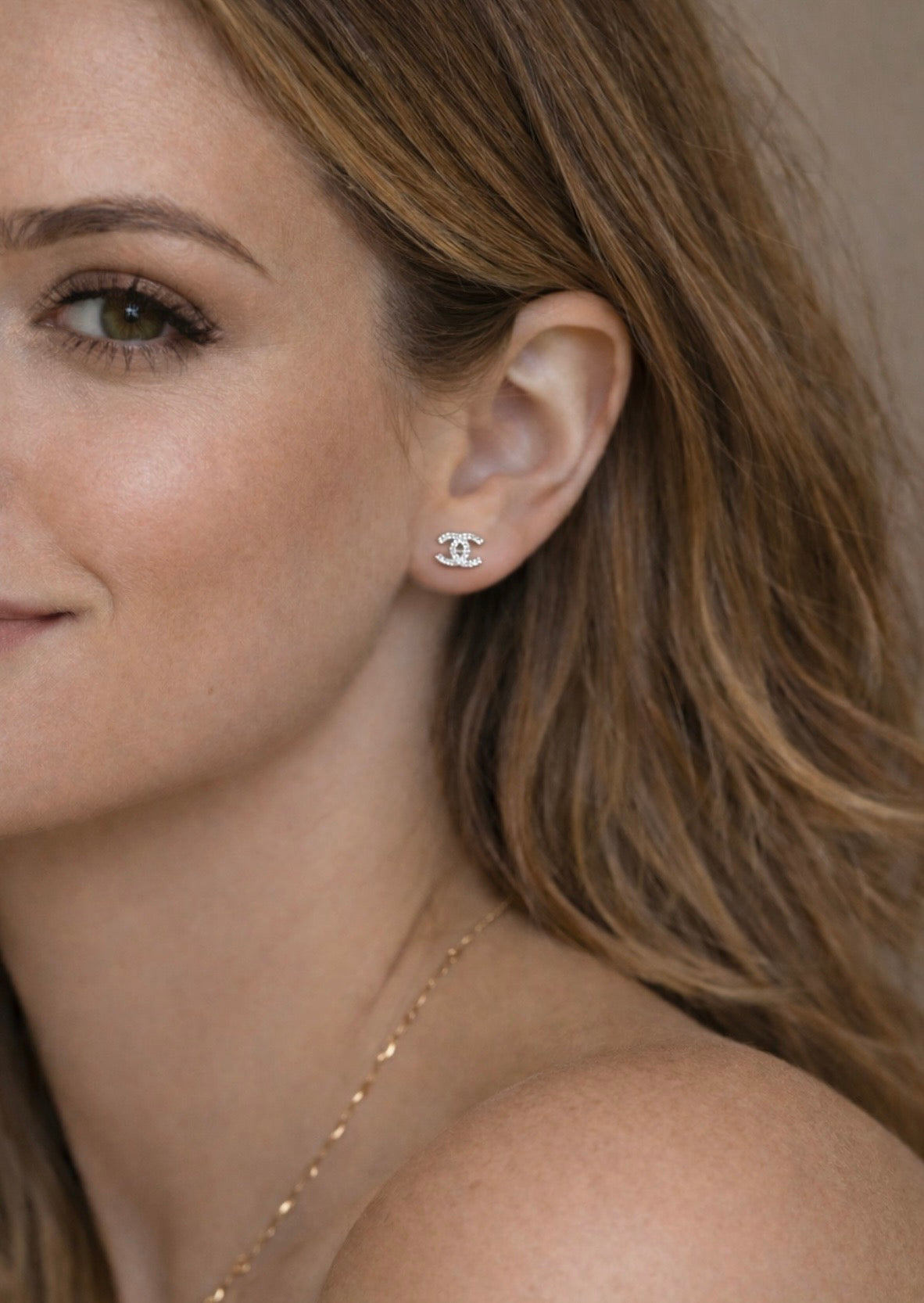 Tiny Lux Silberohrringe mit funkelnden Strass-Steinen – zarte minimalistische Eleganz