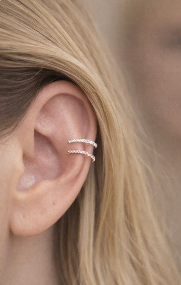 Cuff Spark Ohrringe von Amel Silver Style – Detailansicht der funkelnden Strass-Verzierung