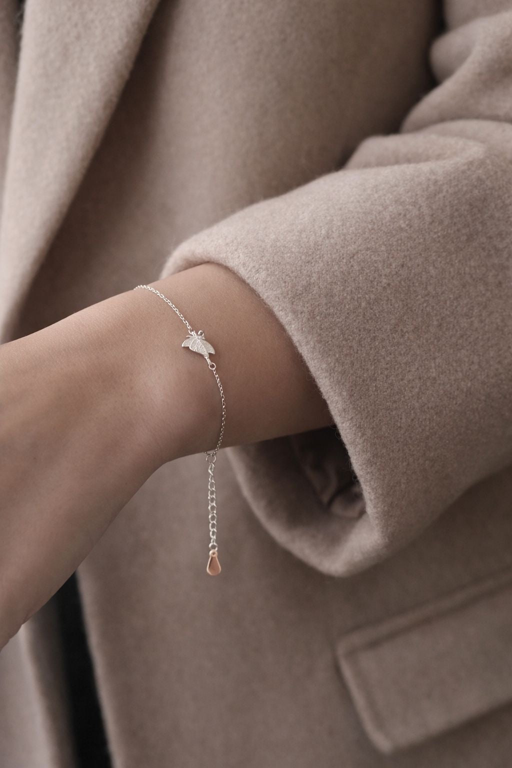 Linea Butterfly Silberarmband mit minimalistischem Schmetterling-Motiv – zeitlose Eleganz und moderne Handwerkskunst