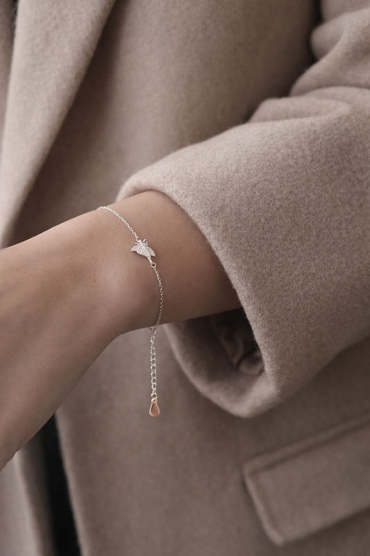Linea Butterfly Silberarmband mit minimalistischem Schmetterling-Motiv – zeitlose Eleganz und moderne Handwerkskunst