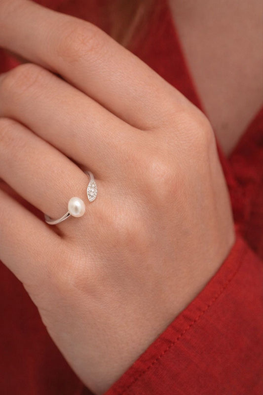 Elegante Pearl Spark Ohrringe aus Silber mit Perlendetails