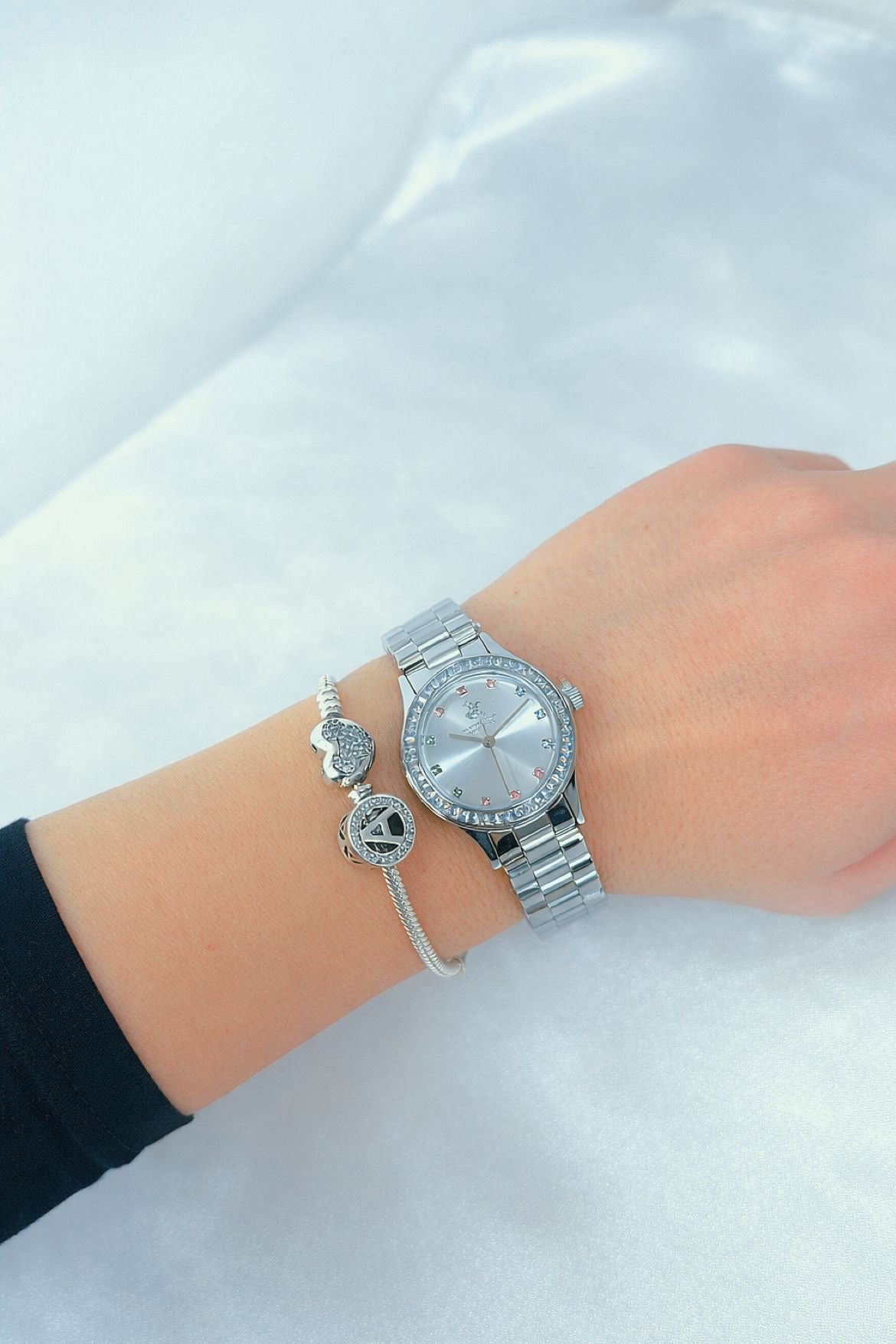 Polo Royale Silver Damenuhr – Detailansicht mit silbernem Edelstahlgehäuse und Diamant-Akzenten