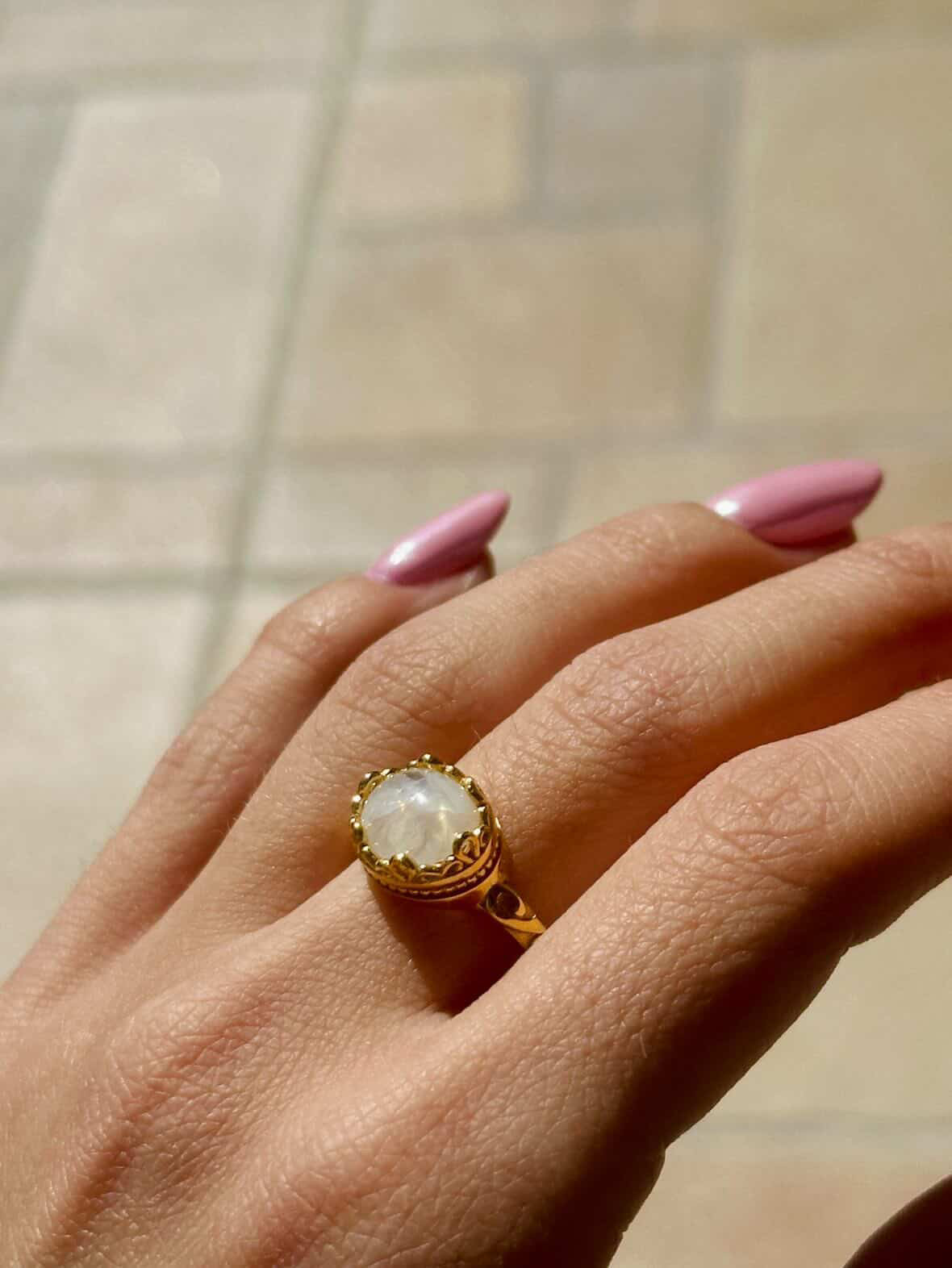 Mondstein-Ring mit Ornament-Fassung | Gold (Größe 58)