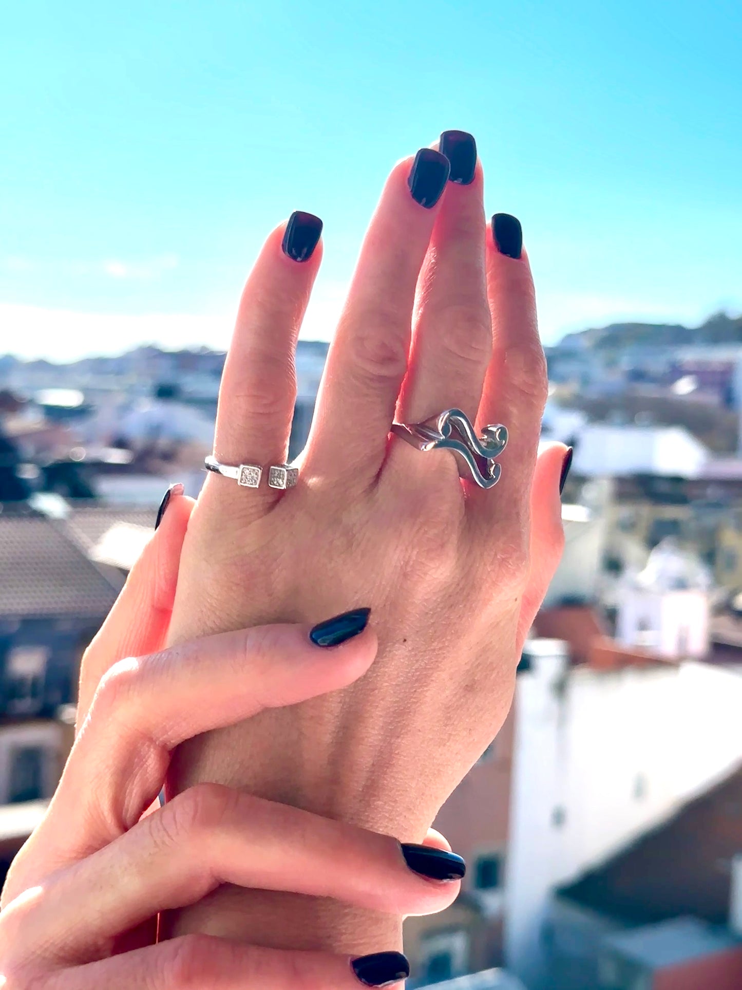 Crispa Ring aus Silber – Trageansicht
