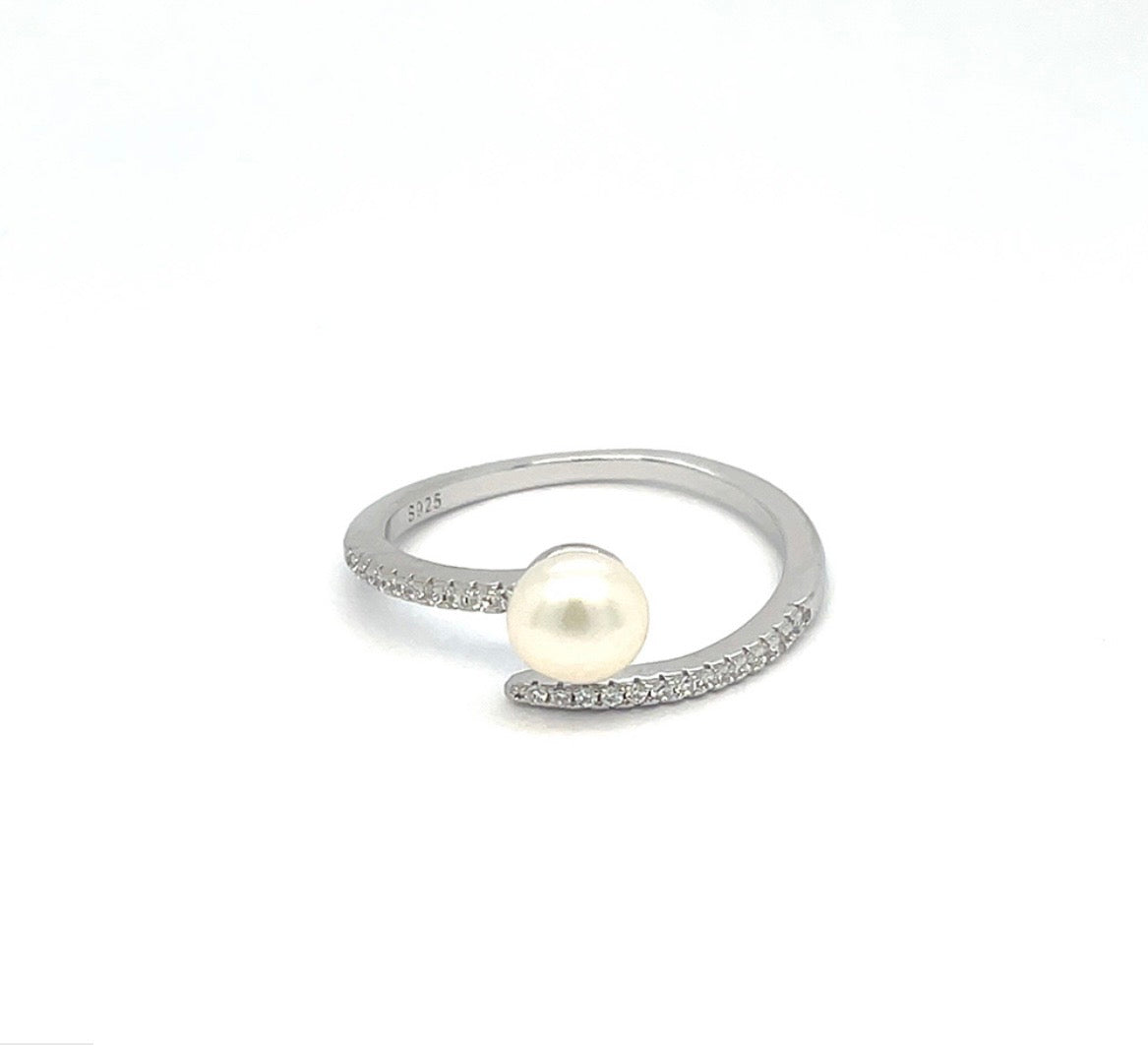Pearlina Silberring getragen – eleganter Look