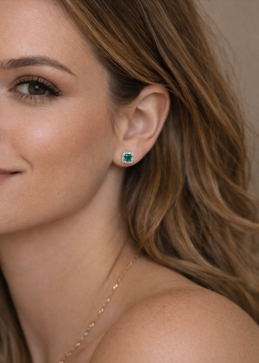 Petite Brilliance Stecker-Ohrringe mit grünem und weißem Stein – elegante zeitlose Farbkombination