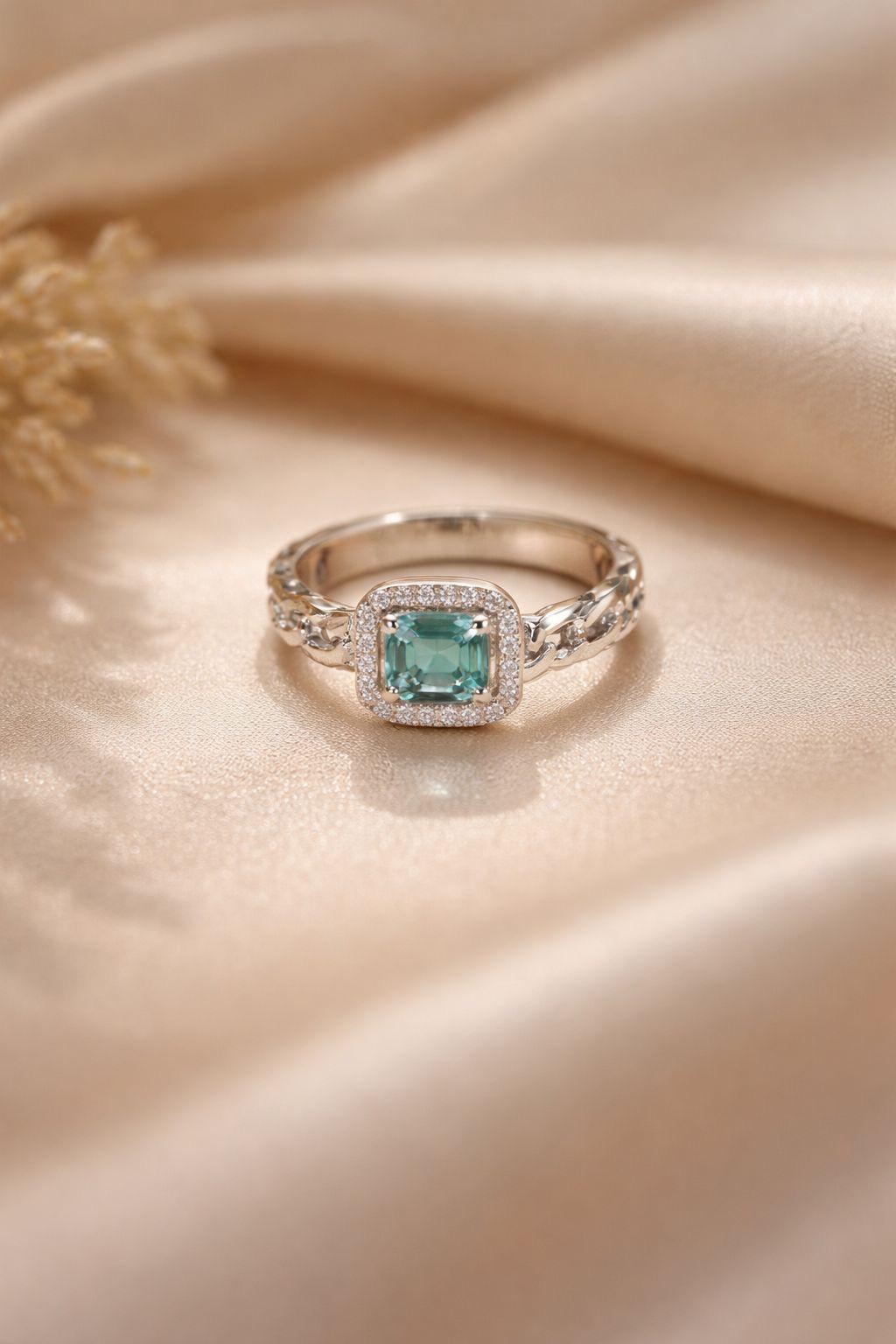 Azure Glow Silberring Detailansicht mit blauem Stein